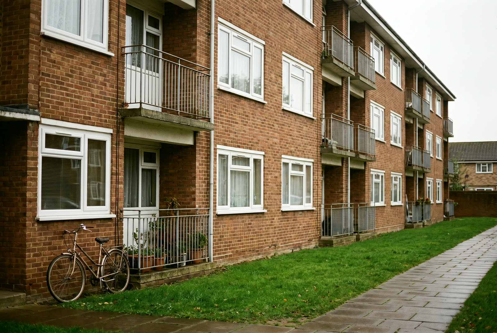 Een flatgebouw met balkons