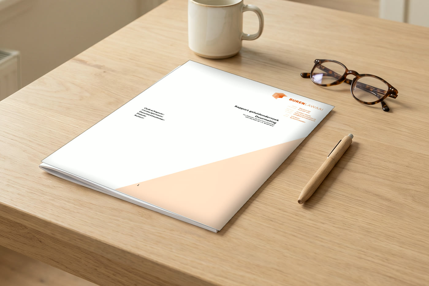 Een uitgedraaid rapport van BurenlawaaiNu op tafel, met een bril en een pen ernaast