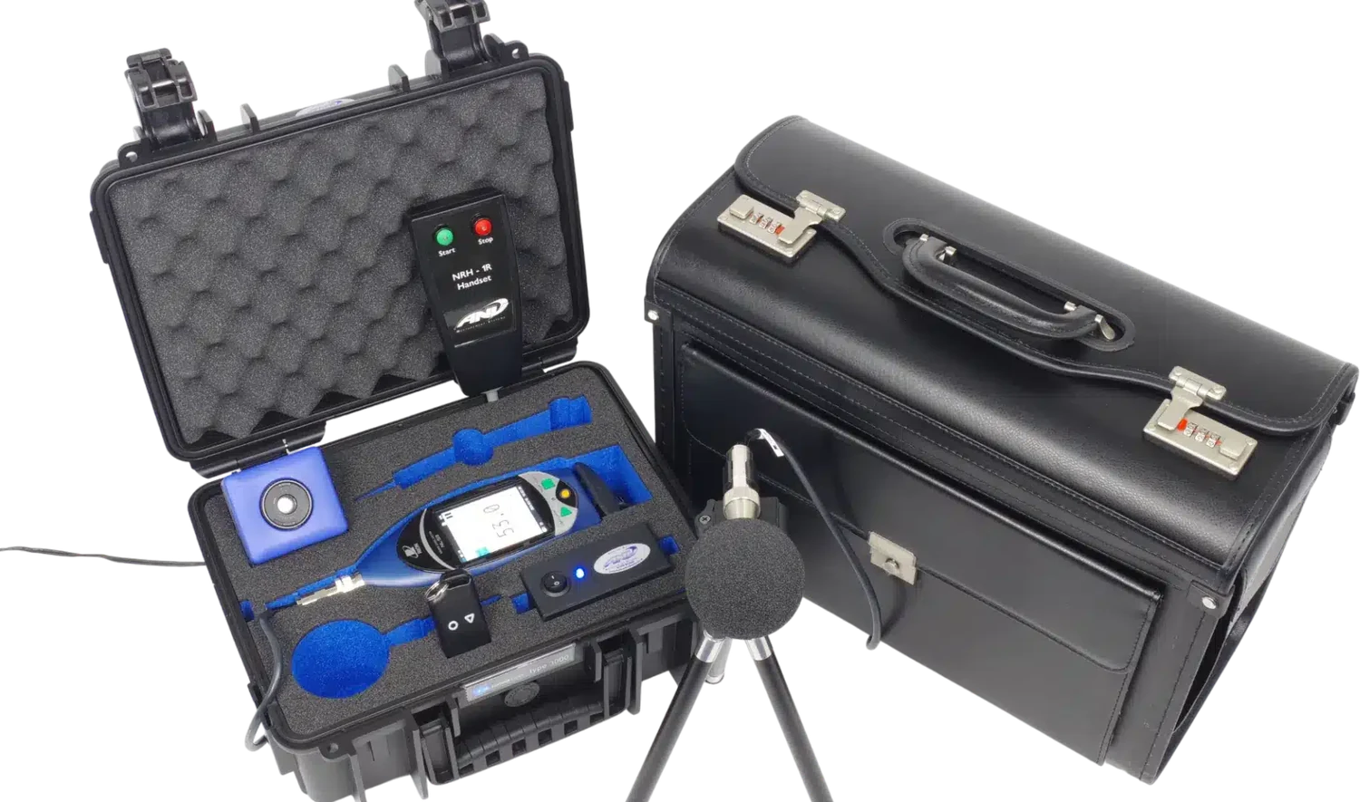 De complete meetset: de koffer met de geluidmeter, de handset, de microfoon op statief en de draagkoffer